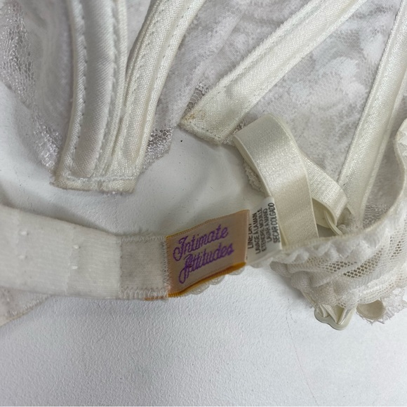 VTG Intimate Attitudes White Size 40 Structured Lace Unpadded Bra - Picture 3 of 3
